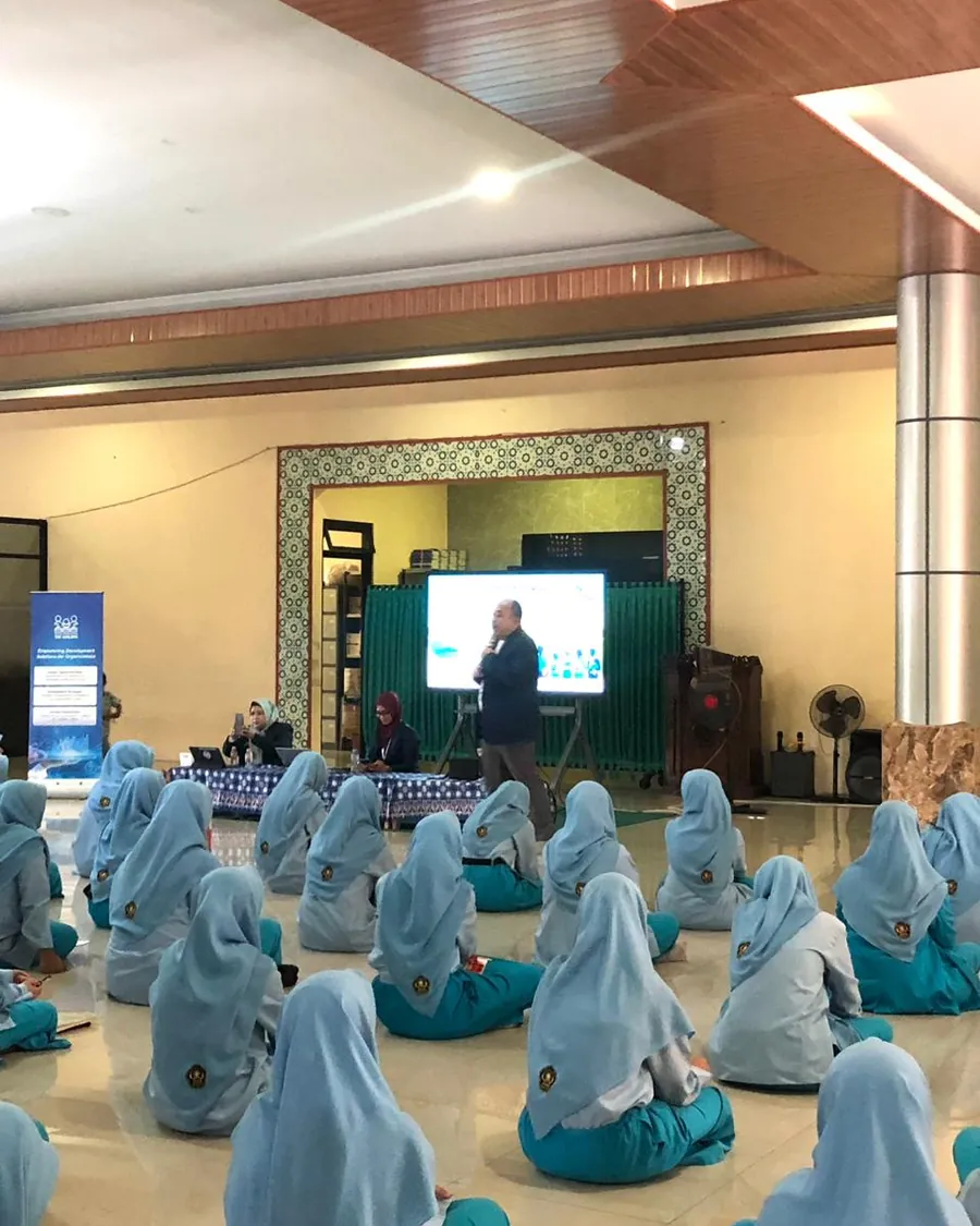 Siswa mengikuti seminar penemuan diri